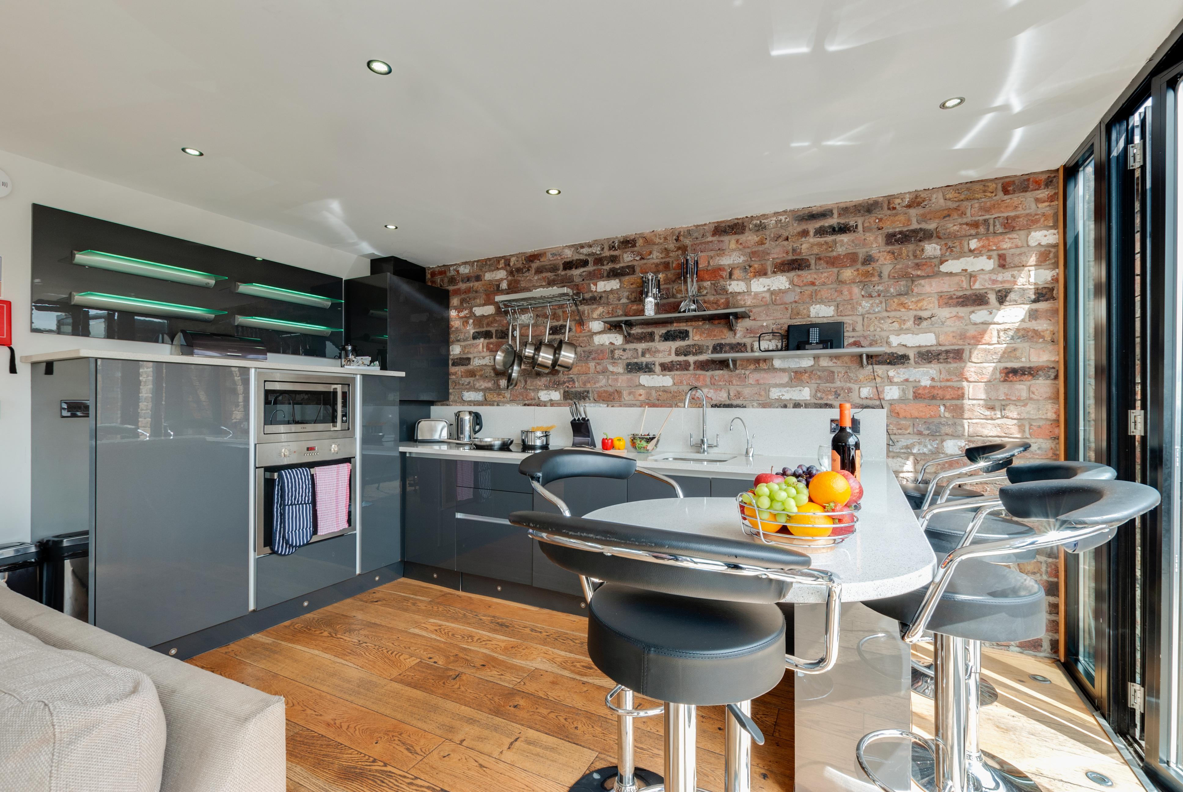 Base Serviced - Sir Thomas Street * Liverpool